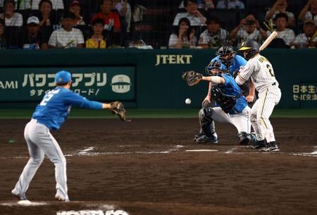 　１１回、矢沢が暴投し三走・植田が生還する（撮影・山口登）