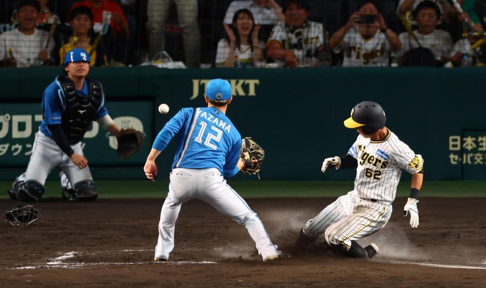 　１１回、バッテリーエラーで植田が生還し、阪神がサヨナラ勝ち（撮影・山口登）