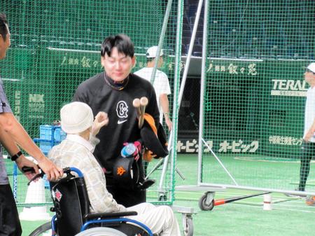 　全体練習が行われた東京ドームを電撃訪問した長嶋茂雄終身名誉監督。丸とグータッチ（撮影・伊藤厳門）