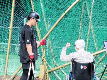 　全体練習が行われた東京ドームを電撃訪問した長嶋茂雄終身名誉監督。岡本和〔左）に熱血指導を行った