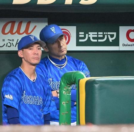 　７回、阪神の攻撃をベンチから見る三浦監督（右）＝撮影・北村雅宏