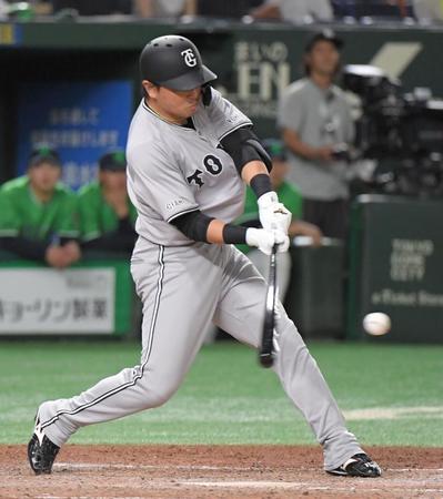 　９回、長野は左中間に２点適時二塁打を放つ（撮影・佐藤厚）