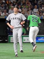 　６回、中村に投前にスクイズを決められ、悔しがる戸郷（撮影・佐藤厚）