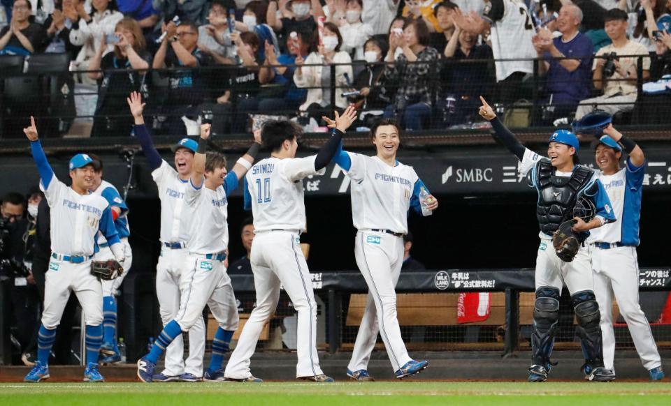 　７回、レイエスの満塁本塁打を喜ぶ山崎（右から３人目）ら日本ハムナイン