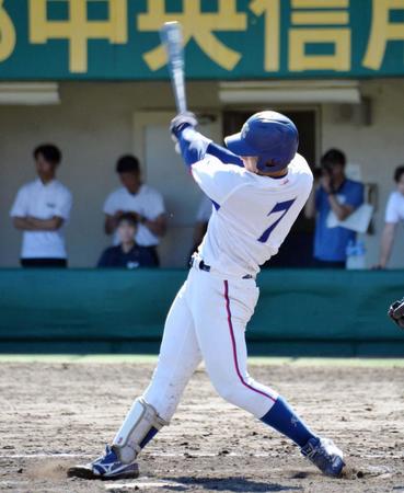 　鋭いスイングを繰り出す大経大・柴崎