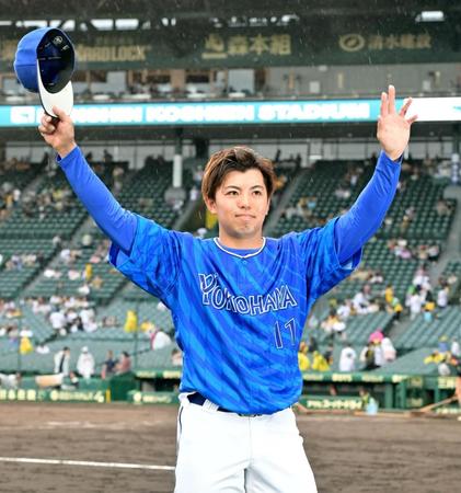 　６勝目を挙げファンの声援に応える東（撮影・立川洋一郎）