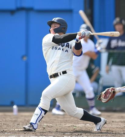 　５回、左前打を放つ大商大・渡部（撮影・伊藤笙子）