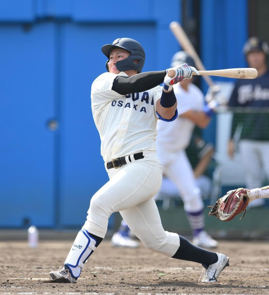 　５回、左前打を放つ大商大・渡部（撮影・伊藤笙子）