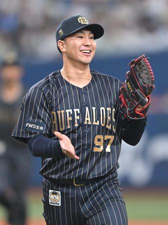 　８回、山野辺をピッチャーゴロに打ち取った古田島（撮影・石井剣太郎）