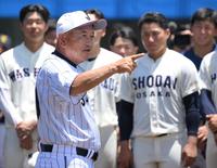 　合宿を終え、候補選手たちに声を掛ける侍ジャパン大学代表・堀井哲也監督（撮影・伊藤笙子）