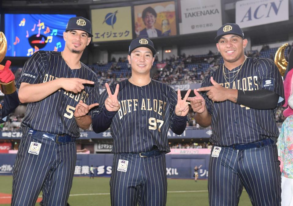 　試合後、ポーズを決める（左から）カスティーヨ、古田島、セデーニョ（撮影・石井剣太郎）