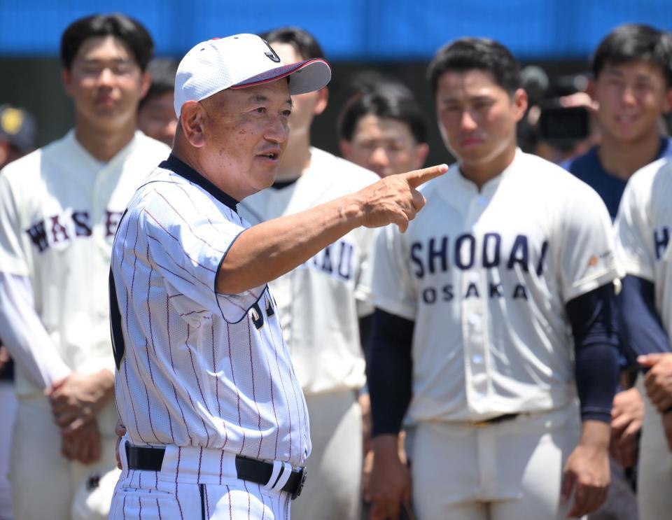 　合宿を終え、候補選手たちに声を掛ける侍ジャパン大学代表・堀井哲也監督（撮影・伊藤笙子）