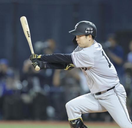 　７回、右中間に勝ち越し二塁打を放つ山崎伊（撮影・西岡正）