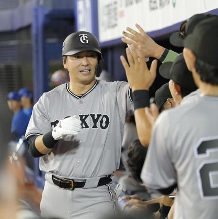 　９回、１５００安打を放ち、ナインとタッチを交わす長野（撮影・西岡正）