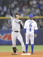 　７回、勝ち越し二塁打を放ち、ベンチへ向かってガッツポーズの山崎伊（撮影・西岡正）