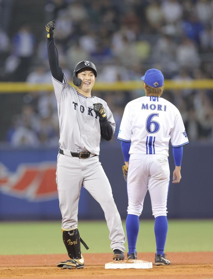 　７回、勝ち越し二塁打を放ち、ベンチへ向かってガッツポーズの山崎伊（撮影・西岡正）