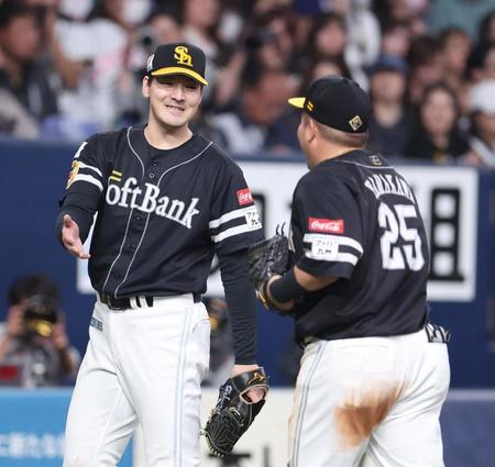 　８回を投げ終えた有原（左）はベンチ前で山川とタッチを交わす（撮影・中田匡峻）