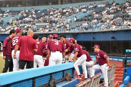 　試合前、円陣を組む楽天ナイン（撮影・開出牧）