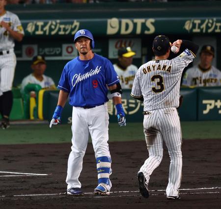 　７回、代打・中島は二ゴロに倒れる（撮影・山口登）