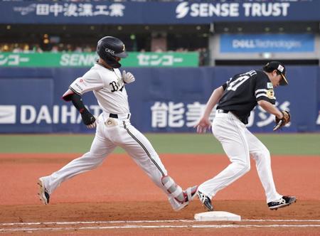 　７回、一ゴロに倒れた西川。右は大関（撮影・中田匡峻）