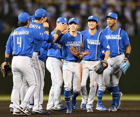 　ファインプレーでチームを救った五十幡（中央）と日本ハムナイン（撮影・園田高夫）