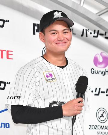 　今季初勝利を挙げお立ち台で満面に笑みを浮かべる中森（撮影・開出牧）