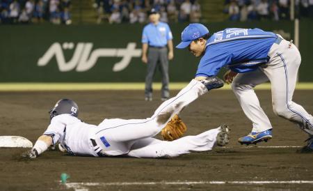 　１０回西武２死一、二塁、滝沢の左前打で二走長谷川が三塁を回るが、返球で帰塁できずにタッチアウト。三塁手郡司＝大宮公園