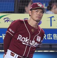 　５回、試合を見つめる今江監督