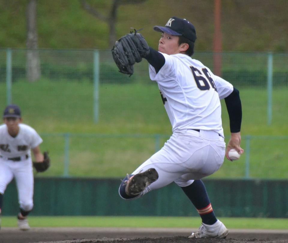 　先発して力投する神戸弘陵・村上