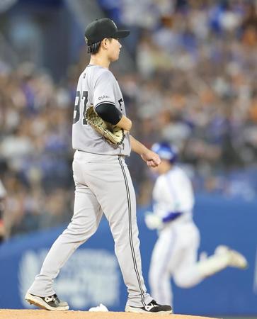 　４回、佐野（後方）に勝ち越し２ランを浴びた井上