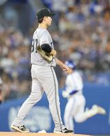 　４回、佐野（後方）に勝ち越し２ランを浴びた井上