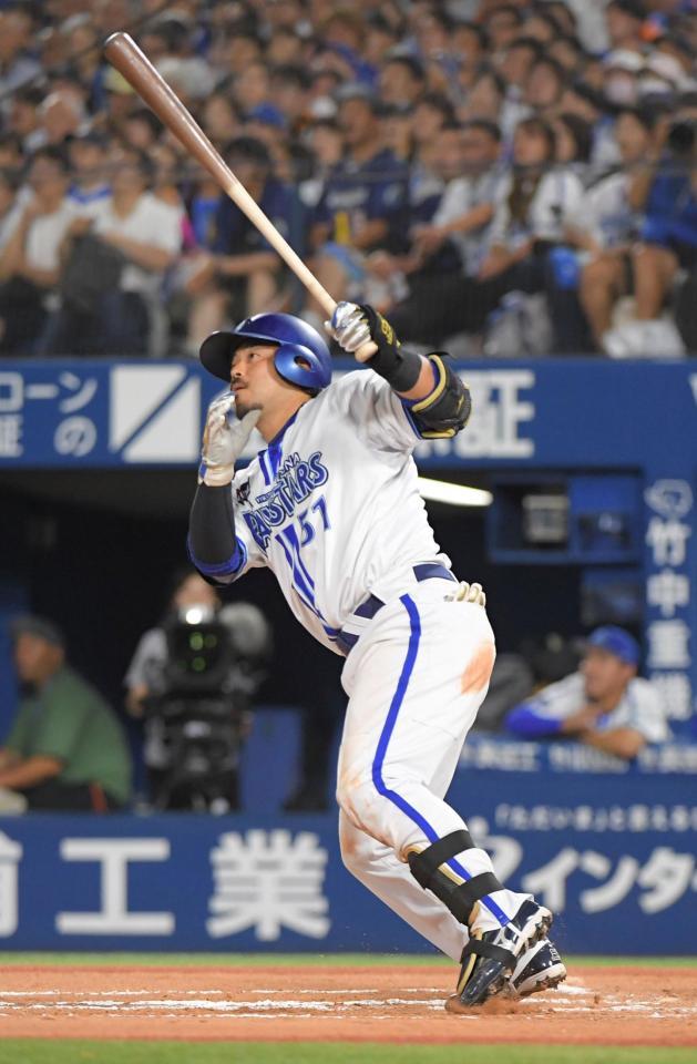 　延長１０回、宮崎は左越えにサヨナラ本塁打を放つ（撮影・佐藤厚）