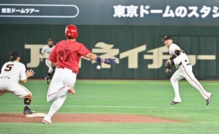 巨人　吉川が神業プレーで勝ち越しのピンチ救う　中前に抜けそうな打球を逆シングル捕球→ランニングスロー
