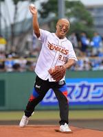 　セレモニアルピッチを務めるプロレスラーの本間朋晃