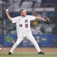 　始球式を務めるＪリーグ初代チェアマンの川淵三郎氏（撮影・開出牧）