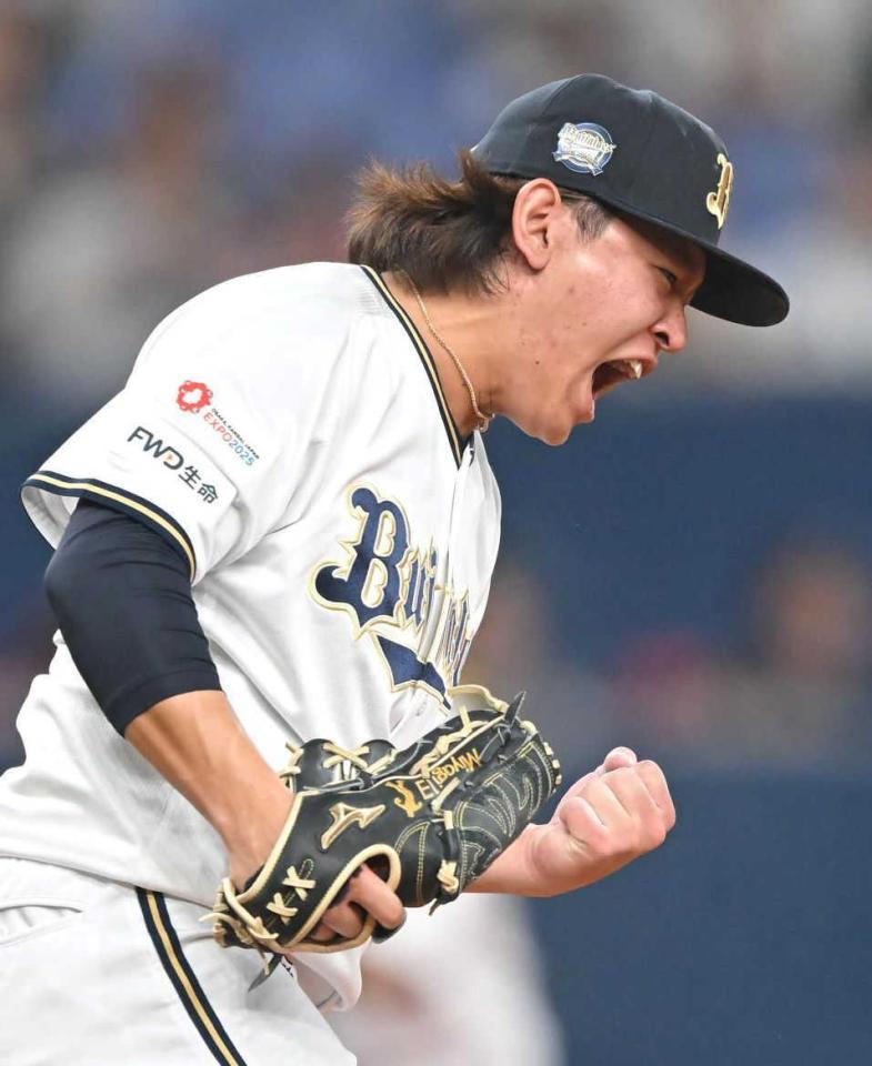 　４回、甲斐を三振に仕留めた宮城はガッツポーズ（撮影・石井剣太郎）