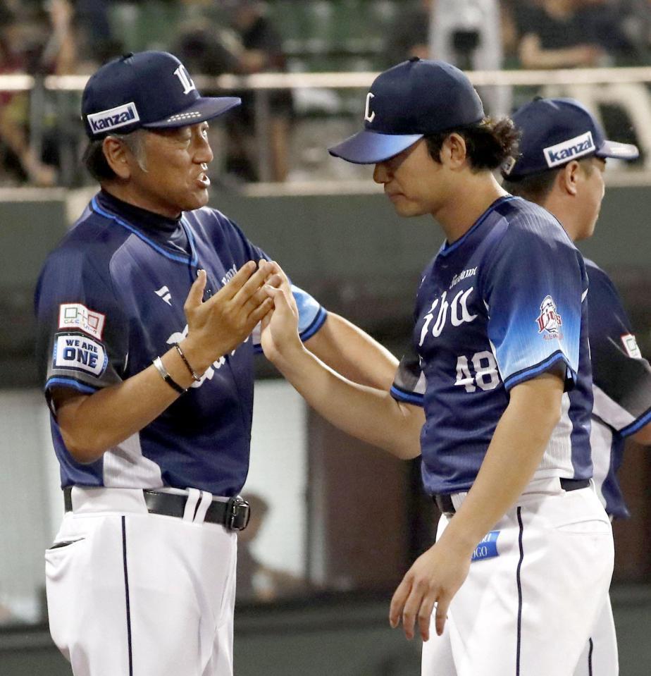 　４勝目を挙げた今井（右）とタッチを交わす渡辺監督代行