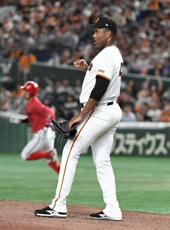 　９回、菊池（左）に決勝ソロを打たれたバルドナード（撮影・佐藤厚）