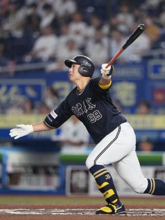 　１０回オリックス１死二塁、代打杉本が左越えに決勝２ランを放つ＝ＺＯＺＯマリン