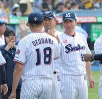 　２勝目を挙げた奥川（右）を迎える高津監督（撮影・西岡正）