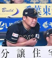 　９回、鋭い眼光で戦況を見つめる中嶋監督（撮影・開出牧）