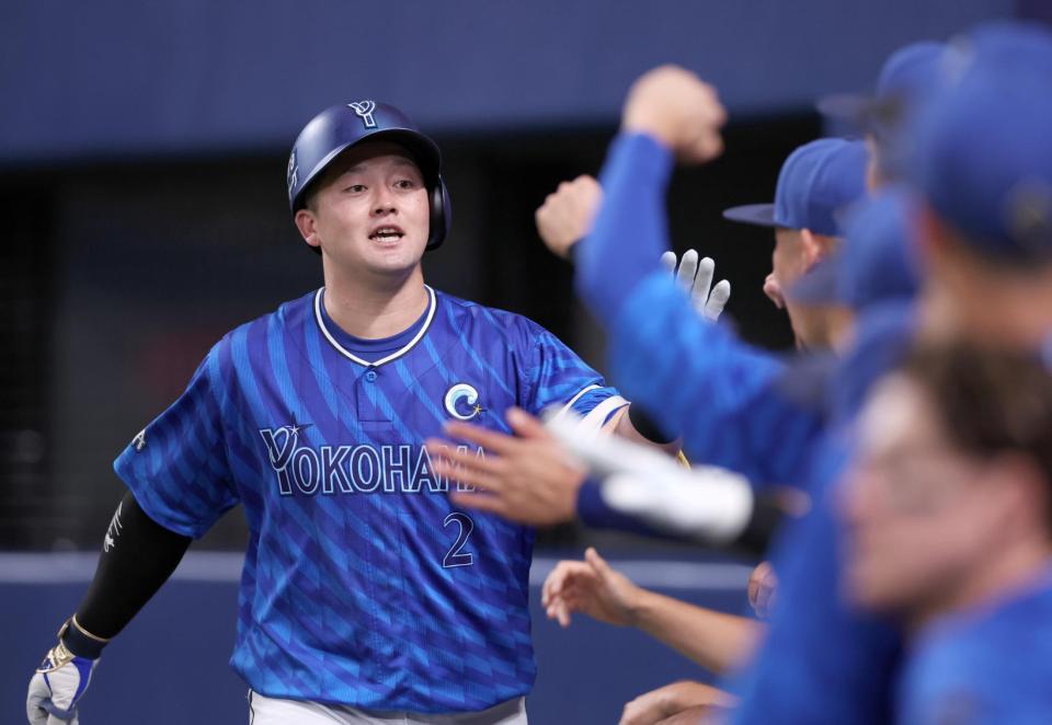 　４回、２本目の本塁打を放った牧を迎えるＤｅＮＡナイン