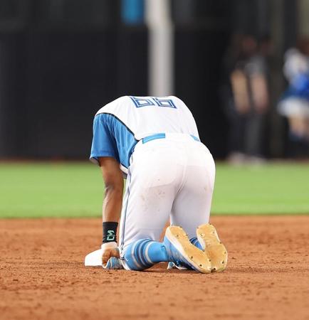 【写真】やっちまった　日本ハム・万波がベース上で立ち上がれず　痛恨走塁ミス