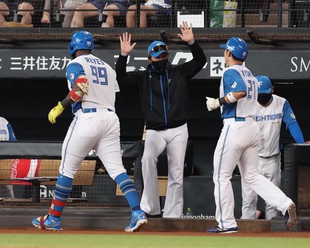 日本ハム・新庄監督、レイエスの覚醒を予告「だんだん良くなる」 この