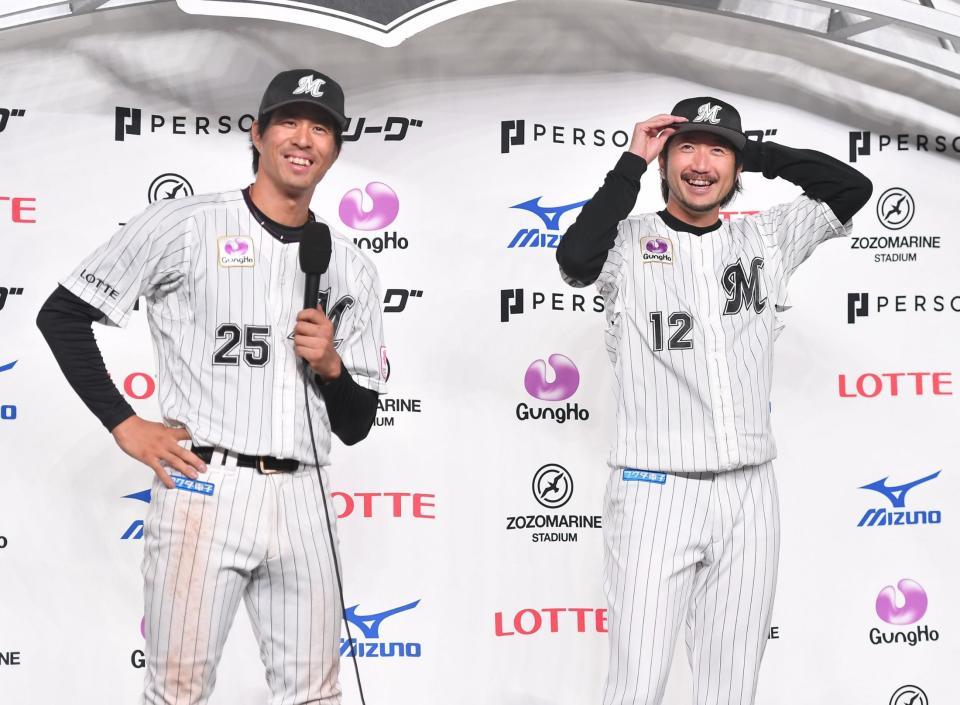 　お立ち台で会心の笑みを浮かべる今季初勝利の石川歩（右）とプロ野球新記録の８試合連続二塁打を達成した岡（撮影・開出牧）