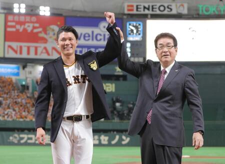 　山本浩二氏から名球会のブレザーを着せてもらい祝福される坂本＝２０年１１月