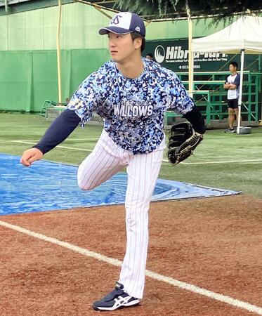 　神宮外苑・コブシ球場で投手練習に参加した吉村