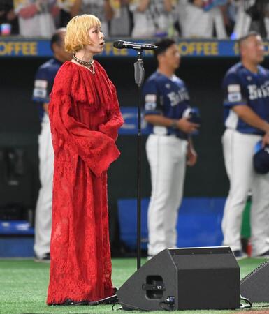 　国歌独唱する木村カエラ（撮影・持木克友）