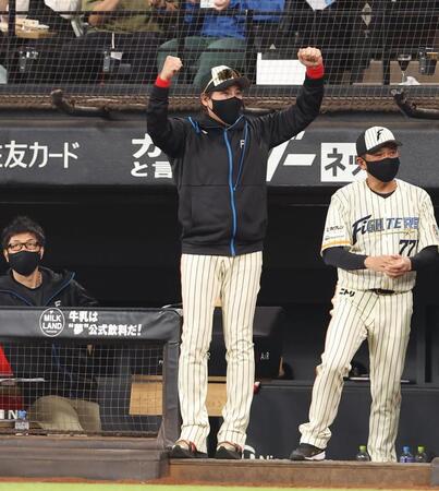 　５回、２ランを放った上川畑を迎える新庄監督（中央）＝撮影・中島達哉