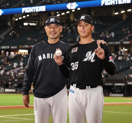 　プロ初勝利をあげ、吉井監督（左）と記念撮影に応じる田中晴（撮影・中島達哉）